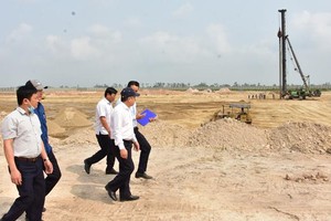 Chủ tịch UBND tỉnh Thừa Thiên Huế Phan Ngọc Thọ (đội mũ, hàng đầu) kiểm tra tiến độ thi công dự án.