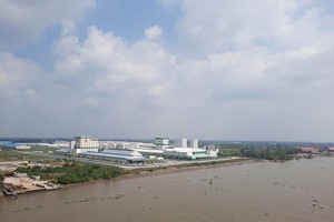 Khu công nghiệp Bình Minh (Vĩnh Long) nhìn từ sông Hậu