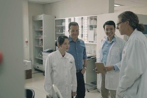 Tuấn Cao (thứ hai từ phải sang) và Bùi Duyên là hai nhà sáng lập Genetica (Ảnh: Genetica).