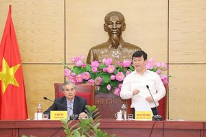 Chủ tịch UBND tỉnh Nghệ An Nguyễn Đức Trung chủ trì và phát biểu tại cuộc họp