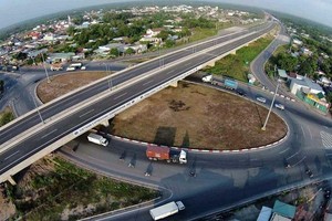 Nút giao Dầu Giây giữa Quốc lộ 1 và cao tốc Tp.HCM - Long Thành - Dầu Giây đồng thời là điểm khởi đầu của tuyến cao tốc Dầu Giây - Tân Phú.