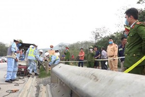 Lắp đặt lại hệ thống hộ lan đã bị tháo trên cao tốc Nội Bài - Lào Cai để đảm bảo an toàn giao thông. Ảnh: TL