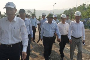 Bộ trưởng Nguyễn Chí Dũng (ở giữa) và đoàn công tác của của Bộ, lãnh đạo UBND TP Đà Nẵng thị sát thực địa vị trí xây dựng cảng Liên Chiểu