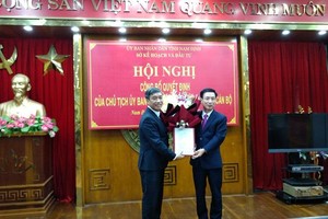 Chủ tịch UBND tỉnh Nam Định Phạm Đình Nghị trao Quyết định bổ nhiệm Giám đốc Sở Kế hoạch và Đầu tư tỉnh Nam Định cho ông Mai Văn Quyết.