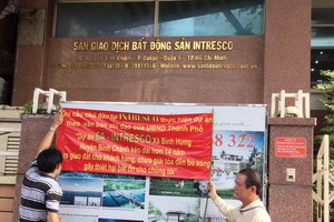 Khách hàng đến trụ sở Công ty Intresco căng băng rôn đòi quyền lợi. 