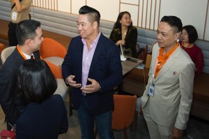 John Lê (đứng thứ hai từ phải sang) trao đổi với ông Nguyễn Trung Tín, Phó Tổng giám đốc Tập đoàn Bất động sản An Gia (thứ hai từ trái sang) tại một sự kiện về khởi nghiệp. 