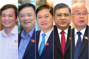 Từ trái qua: Tổng thư ký Quốc hội Nguyễn Hạnh Phúc, Trưởng ban Công tác đại biểu Trần Văn Tuý, Chủ nhiệm Ủy ban Khoa học công nghệ và môi trường Phan Xuân Dũng, Chủ nhiệm Ủy ban Đối Ngoại Nguyễn Văn Giàu, Chủ nhiệm Ủy ban Văn hoá, giáo dục, thanh thiếu niên và nhi đồng Phan Thanh Bình