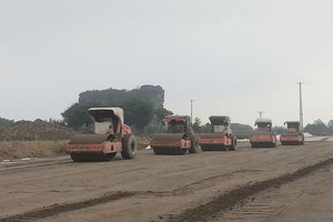 Thi công nền đường tại Dự án cao tốc Bắc - Nam đoạn Mai Sơn - Quốc lộ 45.