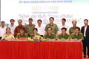 Đại diện các đơn vị ký giao ước phối hợp xây dựng Khu du lịch Tam Chúc bảo đảm an toàn, văn minh, thân thiện.