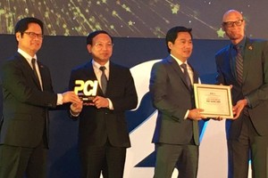 Bí thư Tỉnh uỷ Nguyễn Xuân Ký và Chủ tịch UBND tỉnh Quảng Ninh Nguyễn Tường Văn nhận kỷ niệm chương tại lễ công bố (Ảnh Mỹ An).