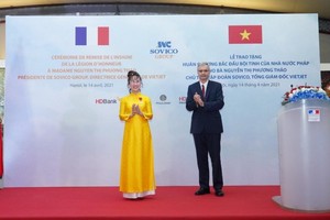 Đại sứ Cộng hòa Pháp tại Việt Nam Nicolas Warnery trao Huân chương Bắc đẩu Bội tinh cho bà Nguyễn Thị Phương Thảo.