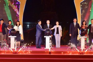 Các đại biểu thực hiện nghi thức khai mạc Lễ hội Du lịch và Văn hóa ẩm thực Hà Nội 2021. (Ảnh: Viết Thành).