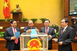 Các vị Ủy viên Bộ Chính trị, Ủy viên Ban Bí thư được phân bổ đồng đều theo 8 khu vực trên cả nước (Trong ảnh, lãnh đạo nhà nước bỏ phiếu kiện toàn nhân sự tại kỳ họp thứ 11 của Quốc hội khoá XIV - Ảnh: Quochoi.vn)