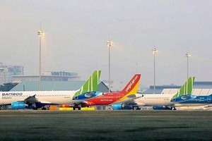 Các hãng hàng không đang chờ cất cánh tại sân bay Nội Bài. Ảnh: Internet.