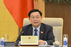 Chủ tịch Quốc hội Vương Đình Huệ điều hành phiên thảo luận chiều 27/4.