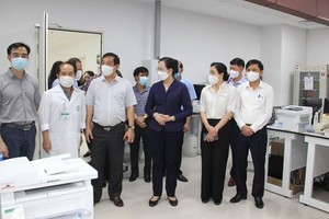 Đoàn công tác của Bộ Y tế kiểm tra công tác thành lập Bệnh viện Dã chiến tại TP.HCM