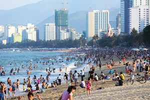 Khánh Hoà: Kiên quyết xử lý tình trạng ăn nhậu tại công viên, bãi biển