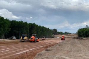 Thi công Dự án cao tốc Bắc - Nam phía Đông đoạn Dầu Giây - Phan Thiết. Ảnh: Vinaconex.