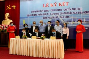 Thứ trưởng Bộ GTVT Lê Đình Thọ, đại diện tập đoàn Sơn Hải (nhà đầu tư), Công ty TNHH Đầu tư xây dựng đường cao tốc Nha Trang – Cam Lâm (doanh nghiệp dự án) thực hiện ký kết Hợp đồng BOT Dự án đầu tư xây dựng đoạn Nha Trang – Cam Lâm