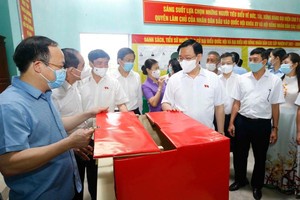 Chủ tịch Quốc hội Vương Đình Huệ kiểm tra công tác chuẩn bị bầu cử tại Tuyên Quang (Ảnh TC).