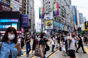 Người dân đeo khẩu trang phòng dịch Covid-19 tại Hong Kong. Ảnh: AFP/TTXVN