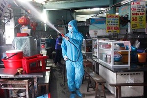 Lực lượng chuyên môn tiến hành phun khử khuẩn toàn bộ khu vực chợ Đống Đa