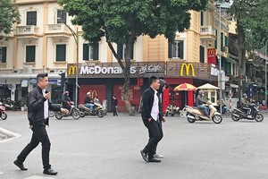 McDonald’s thực hiện chiến lược mở rộng hệ thống một cách chắc chắn và thường đầu tư cho một cửa hàng gấp 3 - 4 lần các thương hiệu khác.