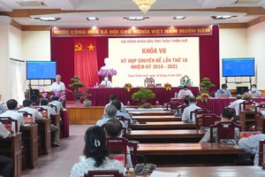 Các đại biểu HĐND tỉnh Thừa Thiên Huế được tổ chức ngồi dãn cách nhằm phòng chống dịch COVID-19.