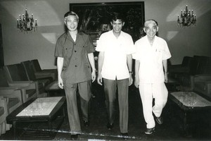 Bộ trưởng Bộ Ngoại giao Nguyễn Cơ Thạch, Bộ trưởng Bộ Ngoại giao Campuchia Hun Sen và Bộ trưởng Bộ Ngoại giao Lào Phoune Sipaseuth tại Hội nghị Bộ trưởng Bộ Ngoại giao Campuchia - Lào - Việt Nam lần thứ 11 tại Phnom Penh (8/1985) (Ảnh: TTXVN)