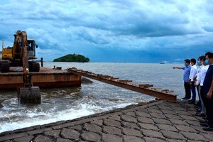 Công ty SCTI khảo sát nơi triển khai mô hình thử nghiệm điện năng lượng mặt trời trên biển tại xã Khánh Bình Tây, huyện Trần Văn Thời.