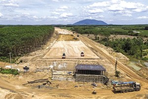 Nguyên tắc quan trọng nhất trong phân bổ vốn đầu tư công trung hạn giai đoạn 2021-2025 là ưu tiên các dự án lớn, trọng điểm quốc gia. Trong ảnh: Cao tốc Phan Thiết - Dầu Giây. Ảnh: Phạm Hoàng