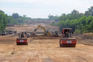 Thi công nền đường tại Dự án cao tốc Bắc - Nam đoạn Dầu Giây - Phan Thiết.