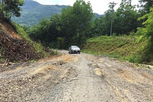 Theo ghi nhận của phóng viên, tuyến đường có rất nhiều điểm hư hỏng nặng