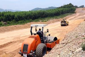 Thi công cao tốc Bắc - Nam phía Đông đoạn qua Quảng Trị.