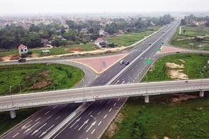 Việc xây dựng đường cao tốc tại Việt Nam trong thời gian vừa qua giống như một cỗ xe rất cần tốc độ, nhưng lại không thể bốc lên được như mong đợi.