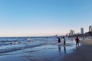 Thành phố Đà Nẵng cho phép tắm biển trở lại.