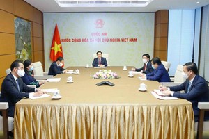 Chủ tịch Quốc hội Vương Đình Huệ trong cuộc điện đàm với Chủ tịch Hội đồng Liên bang Nga Valentina Matvienko (Ảnh TTXVN)