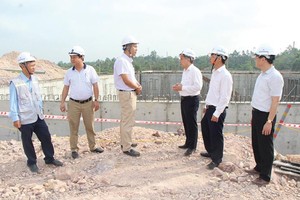 Lãnh đạo UBND tỉnh Thừa Thiên Huế kiểm tra khảo sát một dự án trên địa bàn tỉnh. (Ảnh: Thái Hùng) 
