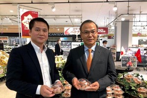 Đại sứ Vũ Hồng Nam (phải) và Tham tán Thương mại Việt Nam tại Nhật Bản Tạ Đức Minh (trái) trong sự kiện quảng bá trái vải Việt Nam tại Nhật Bản