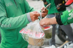 Hà Nội: Shipper bội đơn giao hàng trong mùa dịch COVID-19