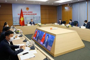 Chủ tịch Quốc hội Vương Đình Huệ tại đầu cầu Việt Nam (Ảnh - TTXVN) 