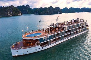 Đội 3 du thuyền 5 sao cùng 10 xe ô tô hạng sang nằm yên một chỗ khiến Lux Group rơi vào cảnh “cháy nhà tứ phía”