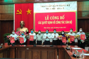 Lãnh đạo tỉnh Hậu Giang trao quyết định về công tác cán bộ