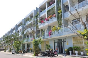 Hiện nay, Công ty TNHH MTV Phát triển nhà Đa Phước đã chuyển nhượng quyền sử dụng đất, bán nhà cho khách hàng vào ở trong dự án. Do vậy, khi thu hồi dự án là phải thu hồi nhà, đất của toàn bộ các hộ dân đang sinh sống trong khu đất.