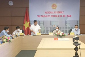 Bộ trưởng Bộ Kế hoạch và Đầu tư Nguyễn Chí Dũng phát biểu tại phiên họp.