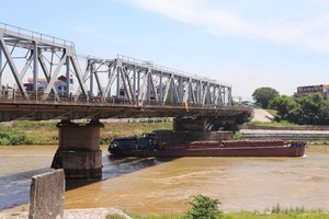 Tĩnh không của cầu Đuống (nối quận Long Biên với huyện Gia Lâm) thấp, ảnh hưởng đến việc đi lại của tàu thuyền. Ảnh: Đỗ Tâm.
