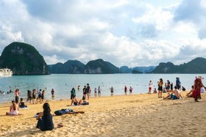 Du lịch Quảng Ninh triển khai nhiều biên pháp bảo đảm an toàn phòng dịch cho du khách tham gia tắm biển. Trong ảnh: Du khách tắm biến tại vịnh Hạ Long.