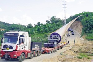 Sẽ có không ít trong số 105 dự án điện gió, dù guồng chân, nhưng vẫn không thể được công nhận vận hành thương mại trước ngày 1/11/2021.Trong ảnh: Vận chuyển cánh điện gió cho Dự án Nhà máy Điện gió Liên Lập (Quảng Trị) Ảnh: Thanh Hương