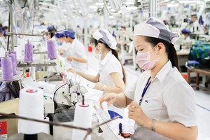 Người lao động làm việc trong nhà xưởng của May Nhà Bè (Nguồn: MNB).