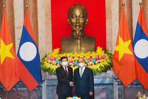Chủ tịch nước Nguyễn Xuân Phúc và Tổng Bí thư, Chủ tịch nước Lào Thongloun Sisoulith (Ảnh: Nhật Bắc)
